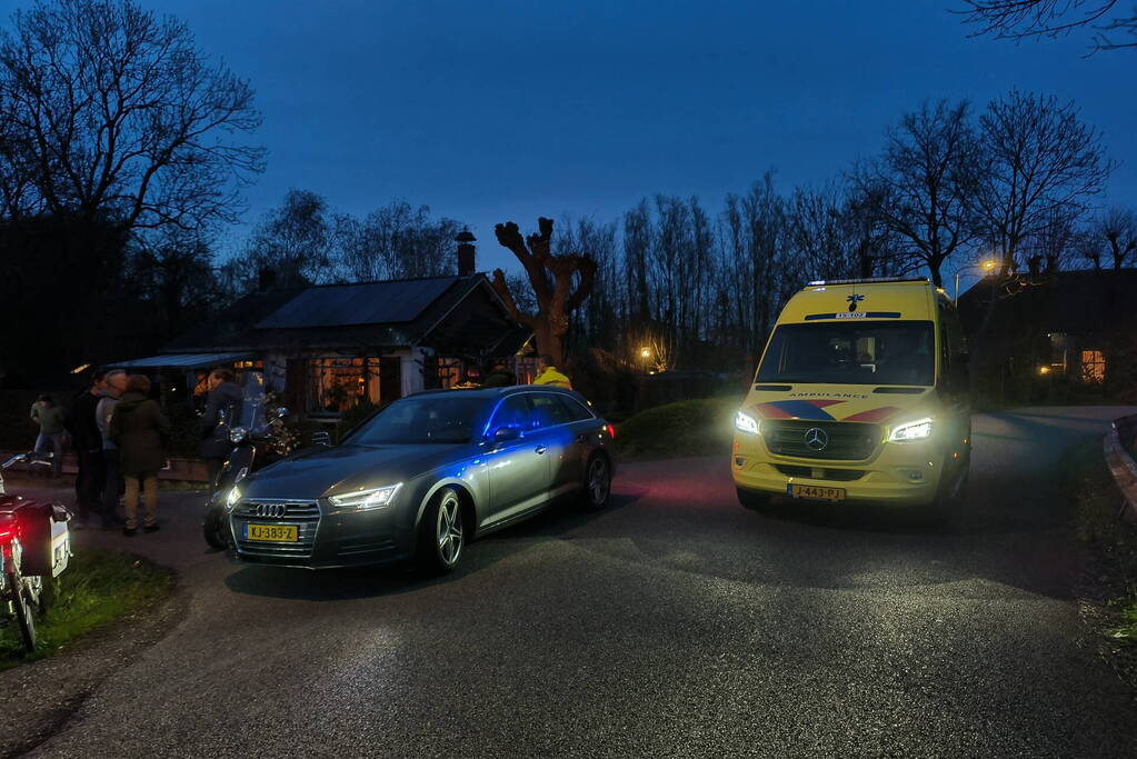 Persoon uit te water geraakte brommobiel gered