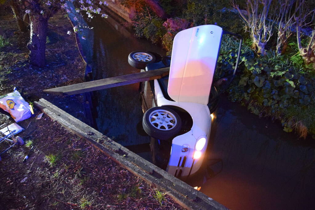 Persoon uit te water geraakte brommobiel gered