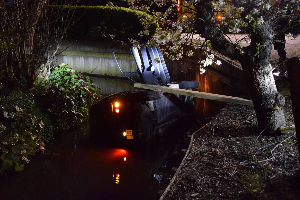 Persoon uit te water geraakte brommobiel gered