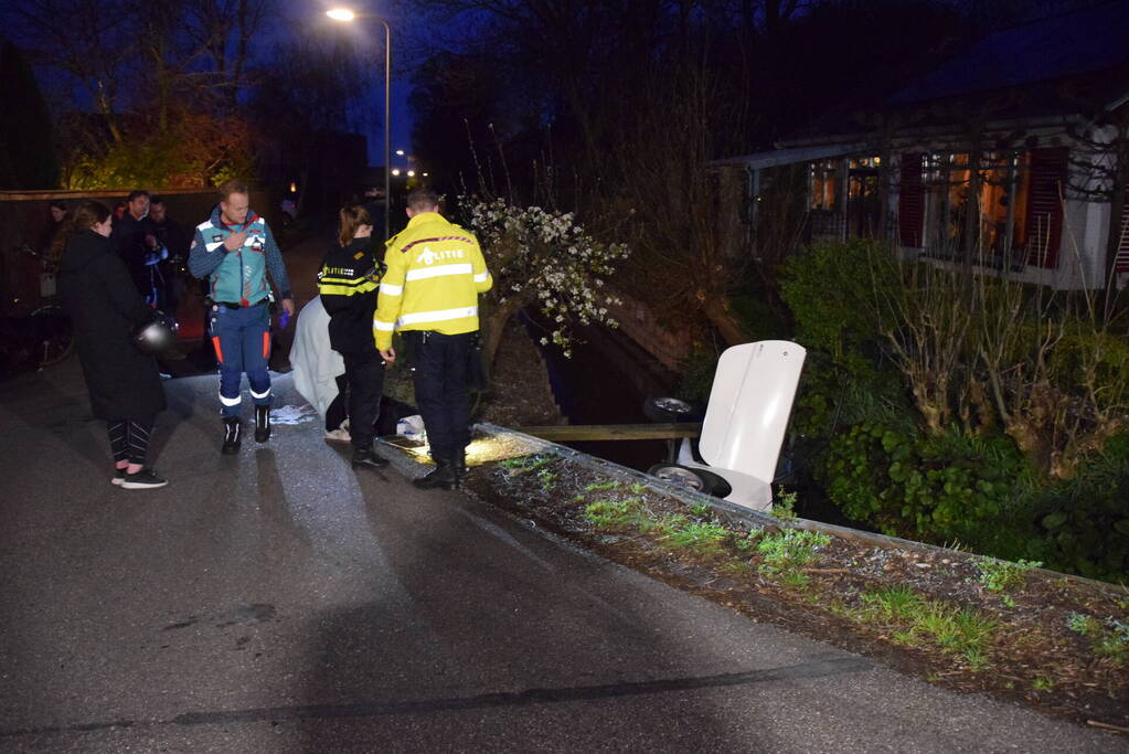 Persoon uit te water geraakte brommobiel gered