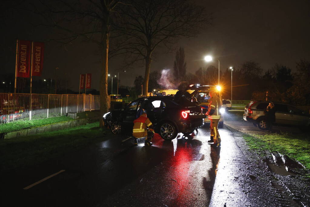 Bestuurster gewond bij botsing tegen boom