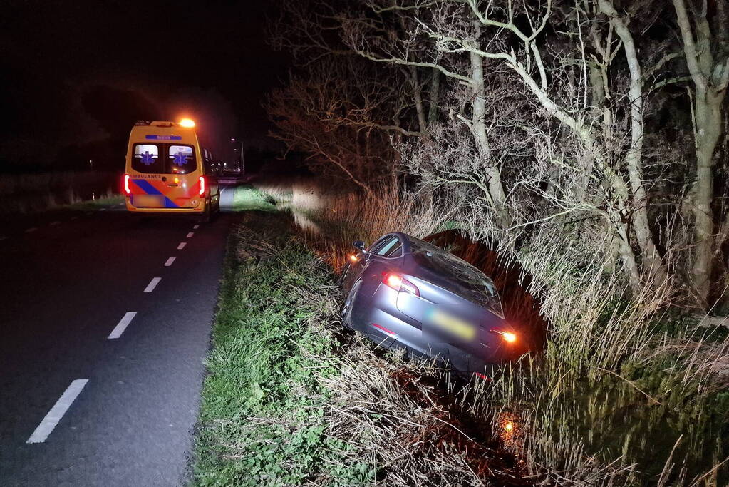 Automobilist raakt van de weg en komt in sloot tot stilstand