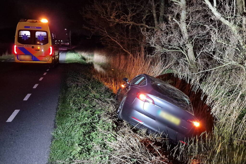 Automobilist raakt van de weg en komt in sloot tot stilstand