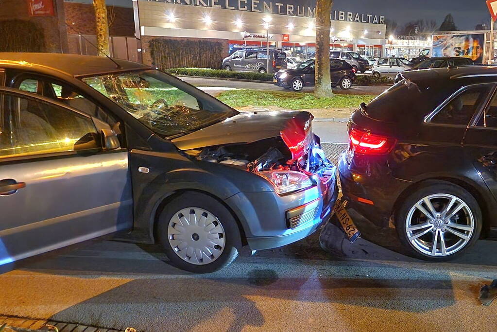 Kop-staart botsing tussen twee auto's