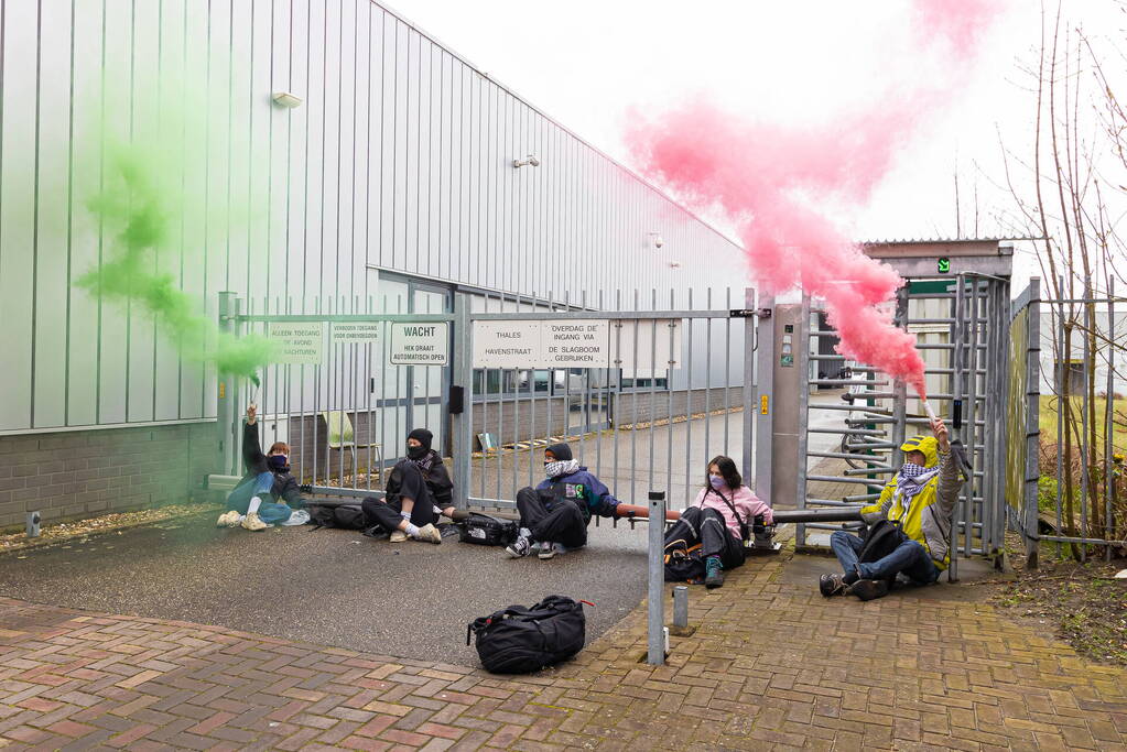 Actievoerders van Extinction Rebellion blokkeren toegang Thales