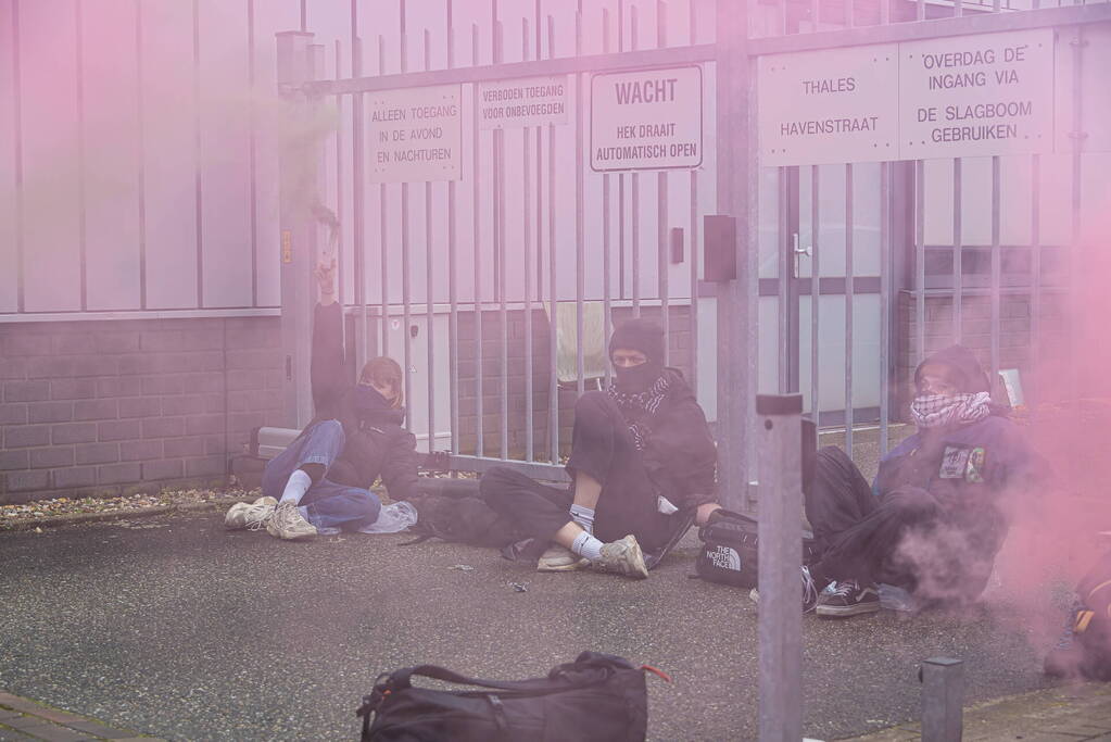 Actievoerders van Extinction Rebellion blokkeren toegang Thales