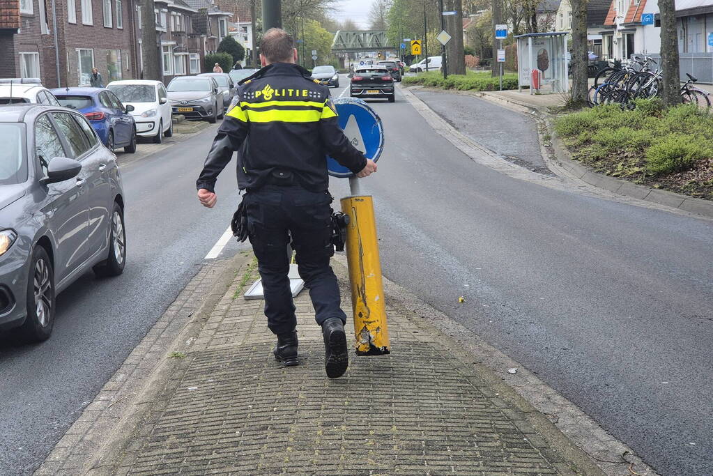 Automobilist rijdt bewegwijzeringsbord uit de grond
