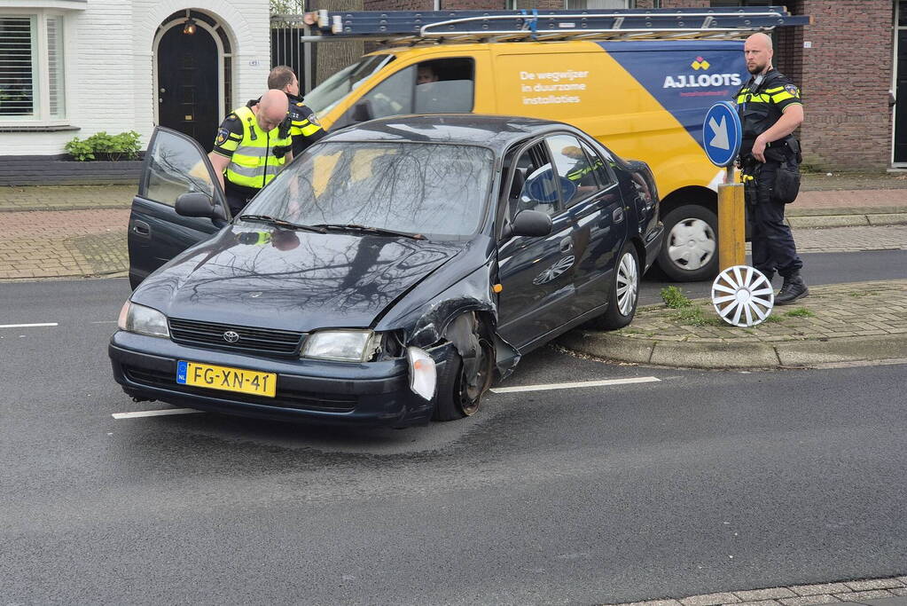 Automobilist rijdt bewegwijzeringsbord uit de grond