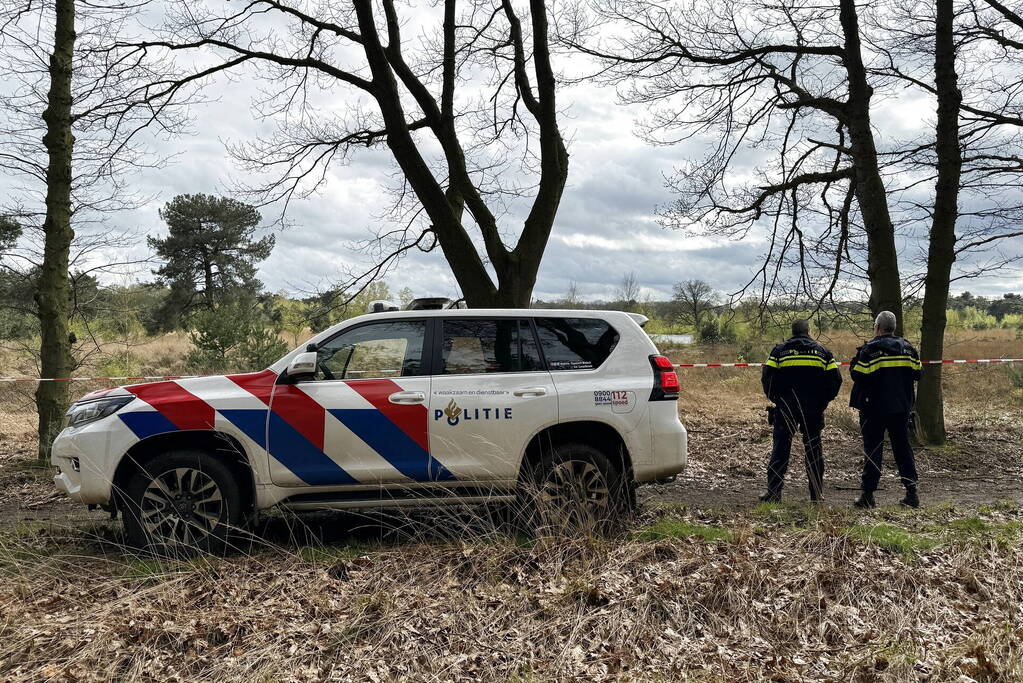 Overleden persoon aangetroffen in bosgebied