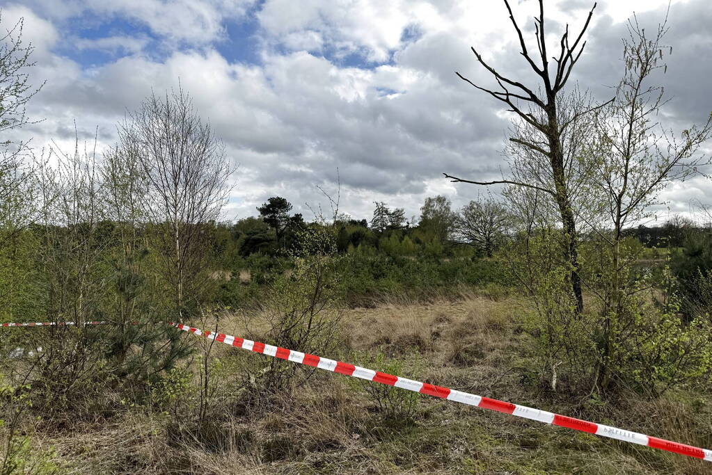 Overleden persoon aangetroffen in bosgebied
