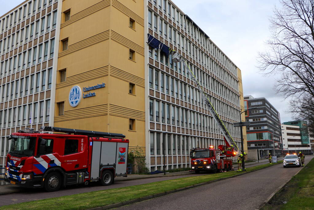 Brandweer ingezet nadat zonnescherm kapot waait