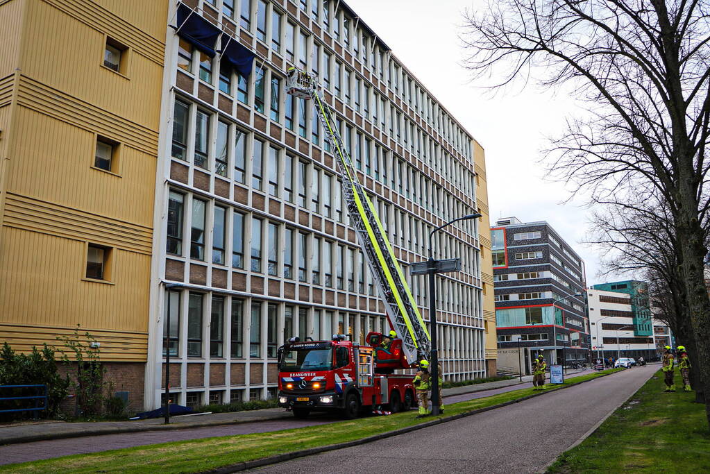 Brandweer ingezet nadat zonnescherm kapot waait