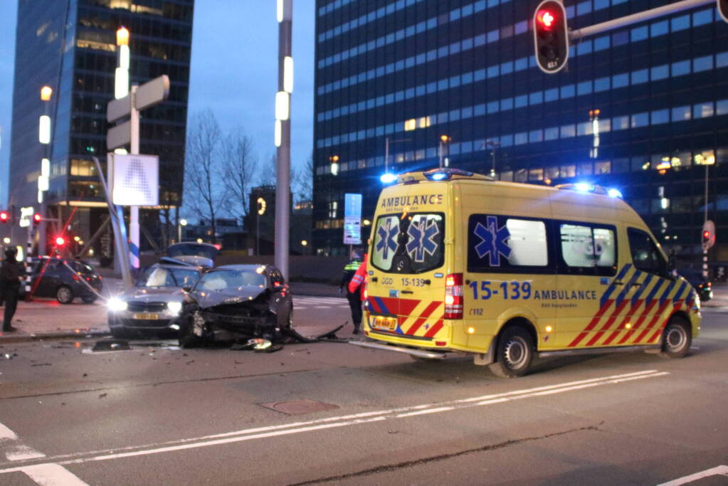 Twee voertuigen hard in botsing op kruising