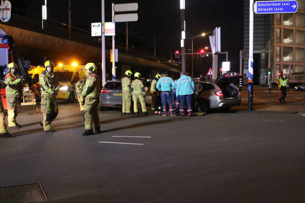 Twee voertuigen hard in botsing op kruising