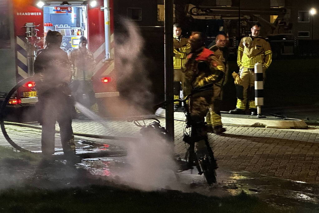 Deelscooter volledig uitgebrand