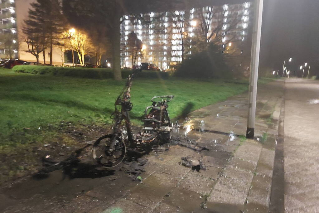 Deelscooter volledig uitgebrand