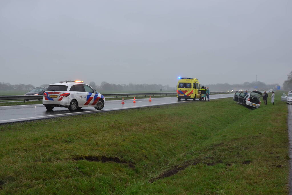 Automobilist verliest macht over stuur en belandt in greppel