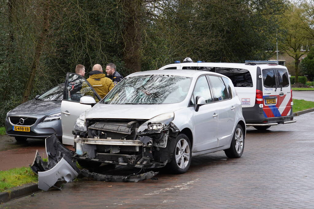 Veel schade bij botsing tussen auto en vrachtwagen