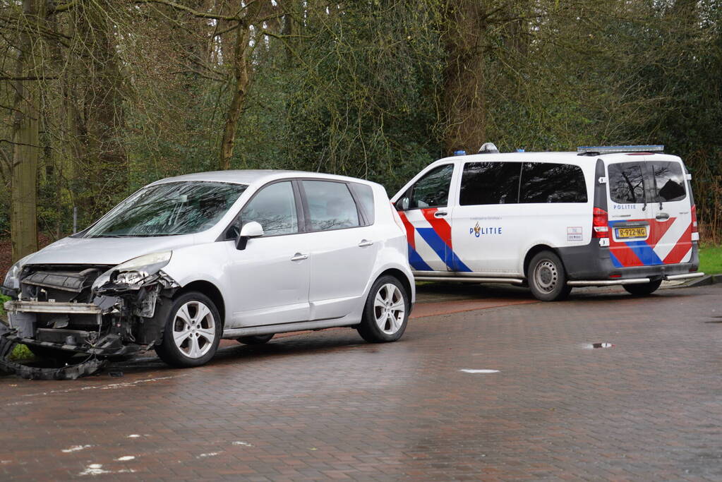 Veel schade bij botsing tussen auto en vrachtwagen