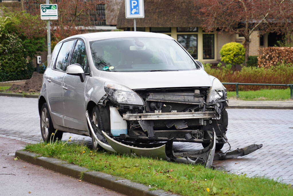 Veel schade bij botsing tussen auto en vrachtwagen