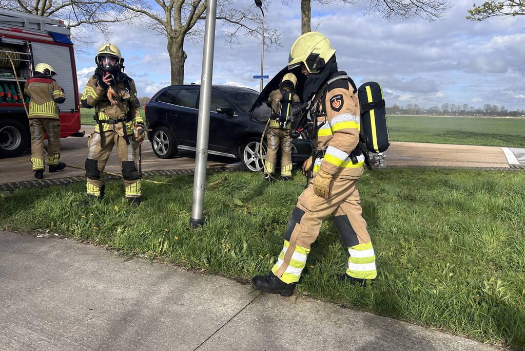 Auto vliegt tijdens het rijden in brand