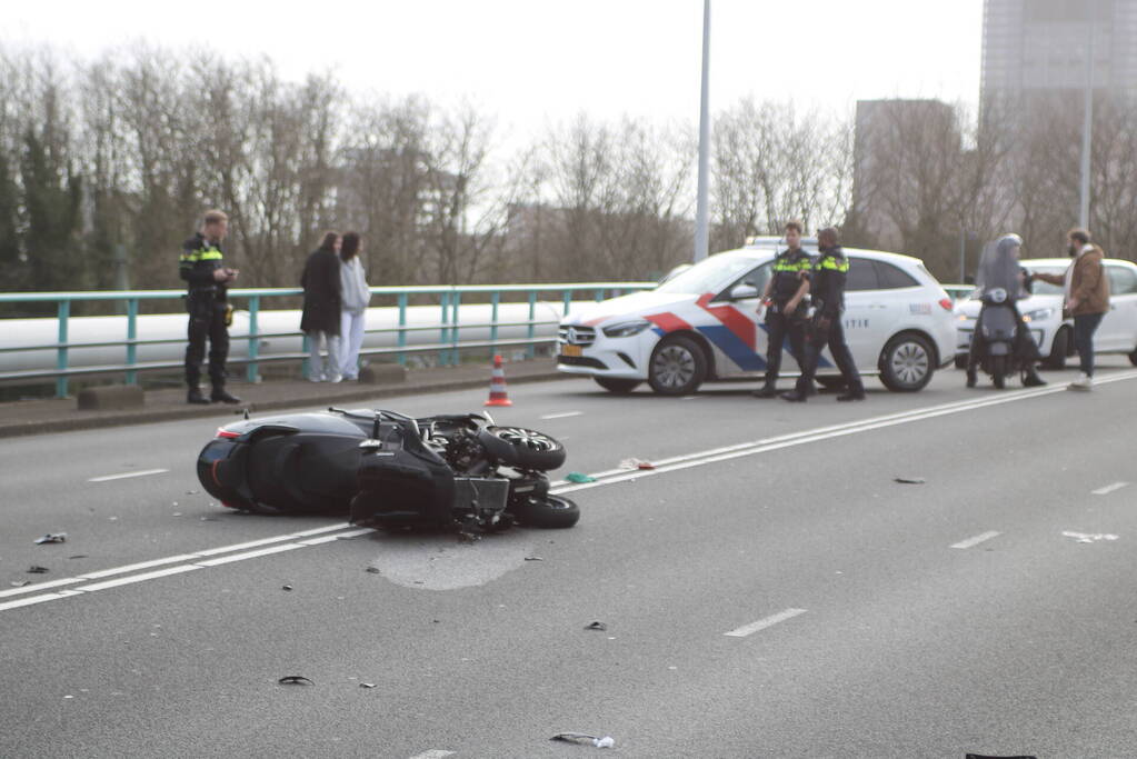 Motorrijder rijdt achterop bestelbus en raakt zwaargewond