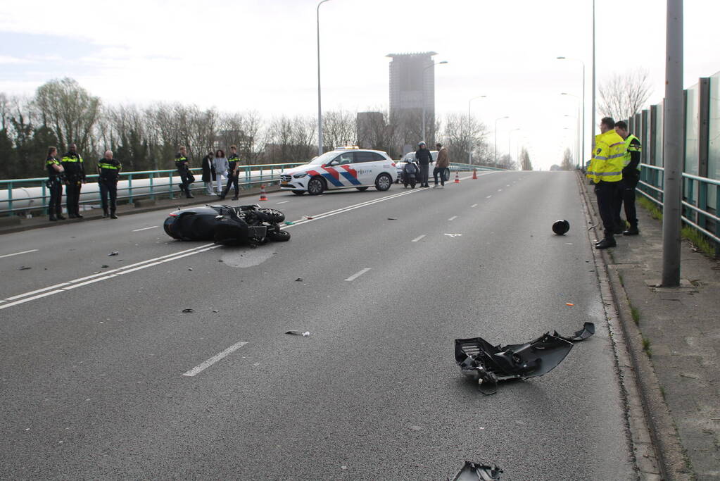 Motorrijder rijdt achterop bestelbus en raakt zwaargewond