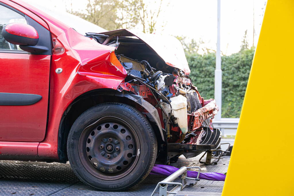 Ongeval tussen twee auto's en een vrachtwagen op snelweg