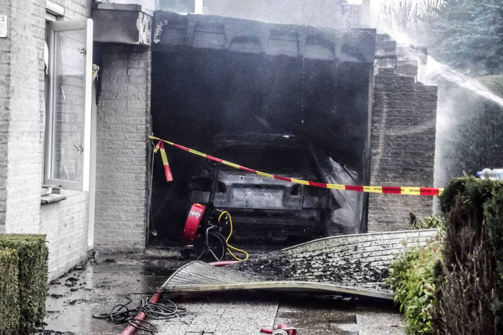 Garage aan woning met auto volledig afgebrand
