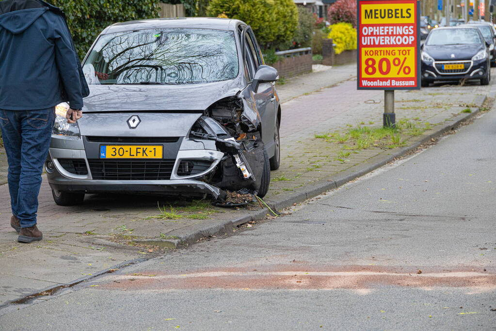 Automobilist botst tegen boom
