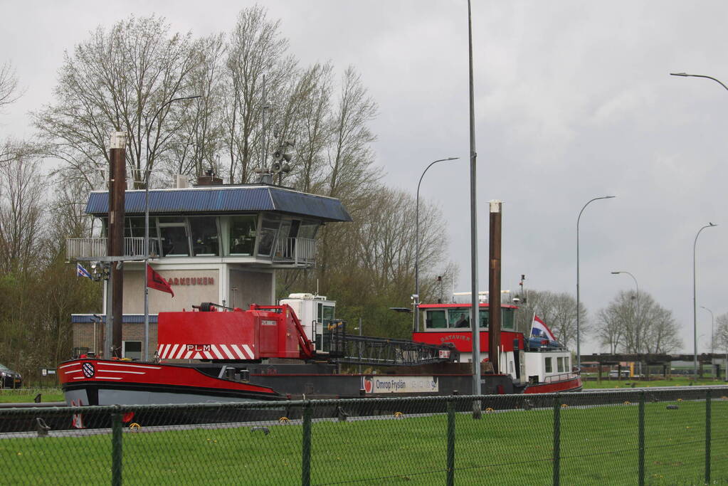 Scheepvaartverkeer in sluis gestremd door hijswerkzaamheden