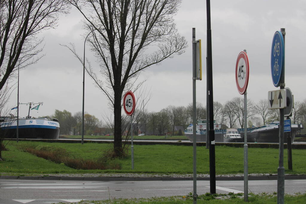 Scheepvaartverkeer in sluis gestremd door hijswerkzaamheden