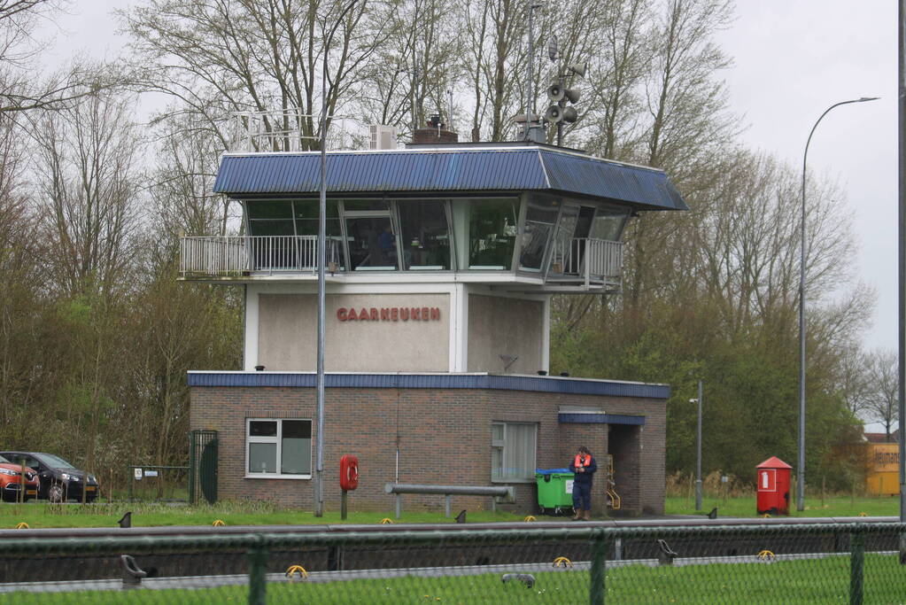 Scheepvaartverkeer in sluis gestremd door hijswerkzaamheden