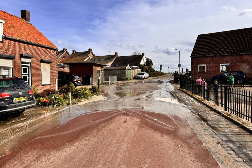 Wegdek verzakt door leidingbreuk