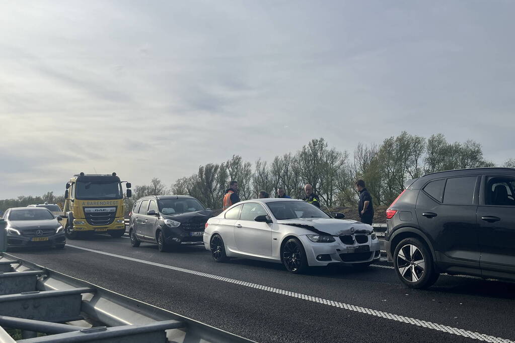Flinke file door ongeval met drie voertuigen