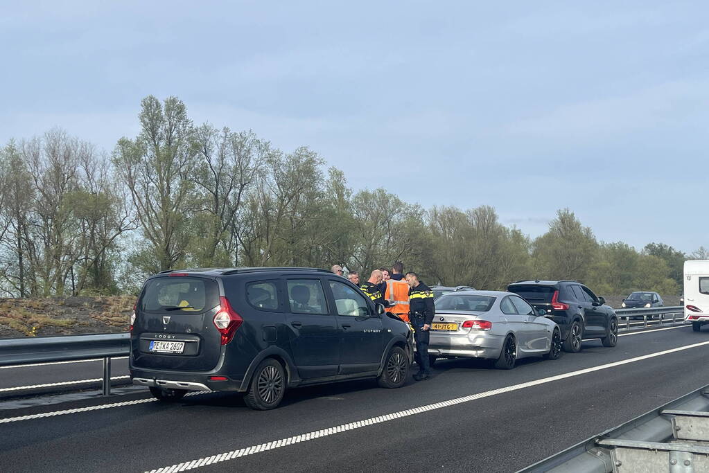 Flinke file door ongeval met drie voertuigen