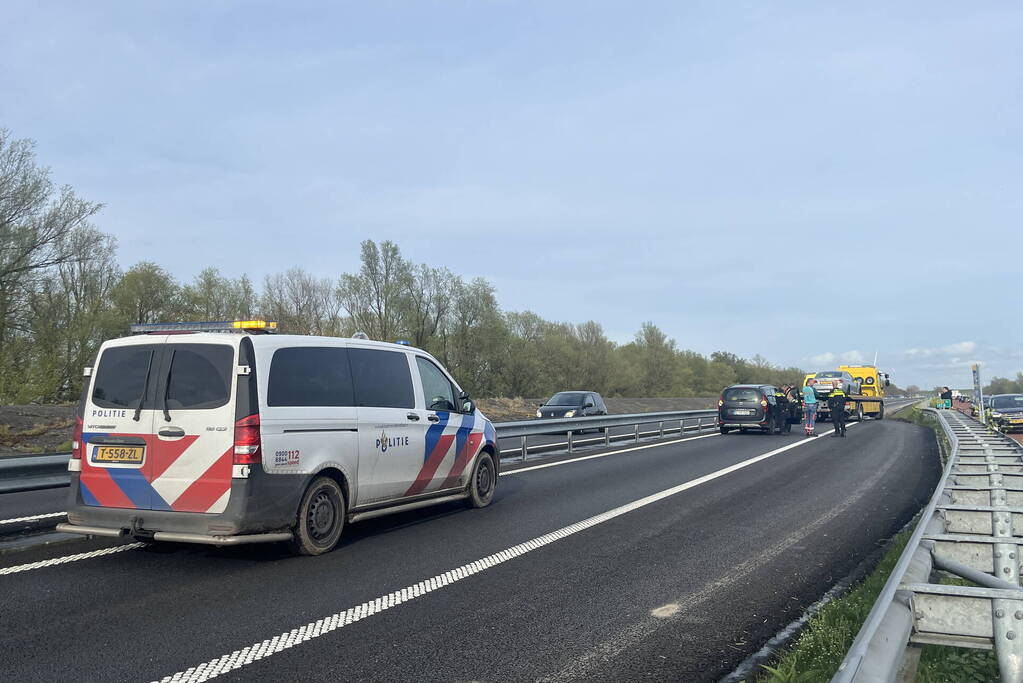 Flinke file door ongeval met drie voertuigen
