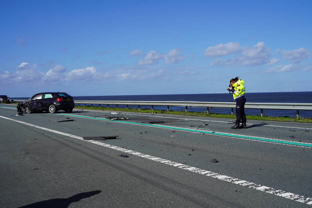 Twee auto's botsen frontaal op elkaar