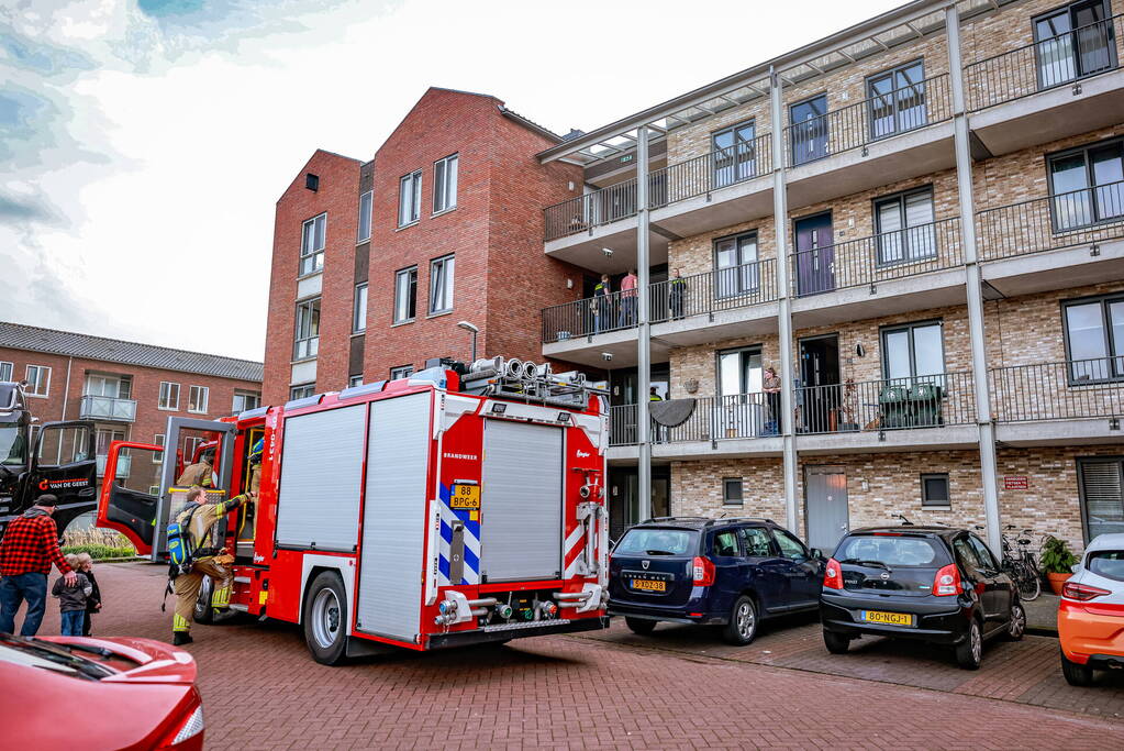 Bewoonster gewond bij brand in oven