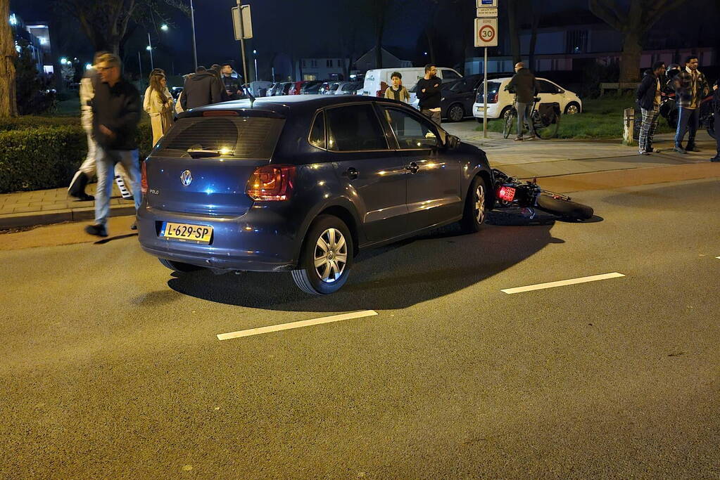 Brommerrijder en automobilist in botsing
