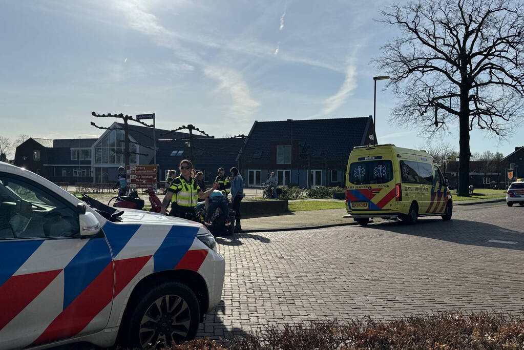 Automobilist en scooterrijder in botsing