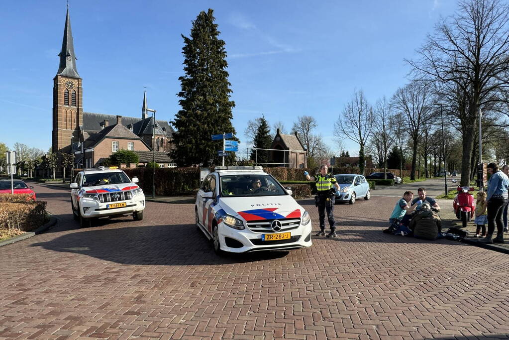 Automobilist en scooterrijder in botsing