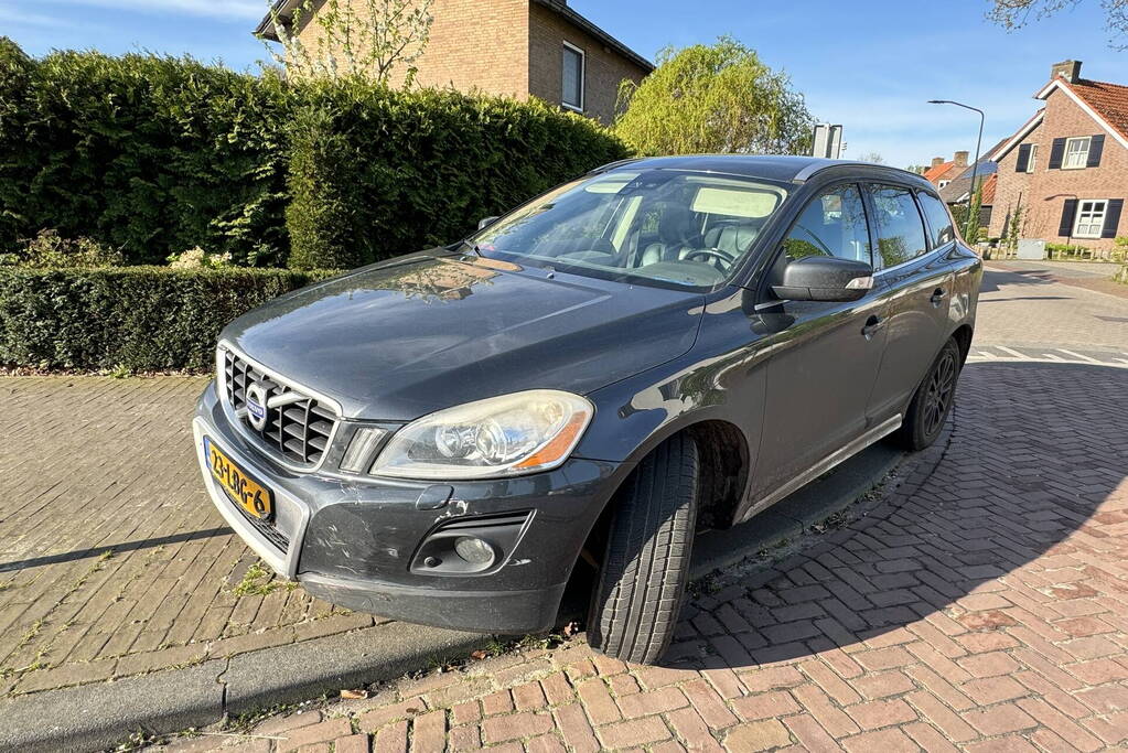 Automobilist en scooterrijder in botsing