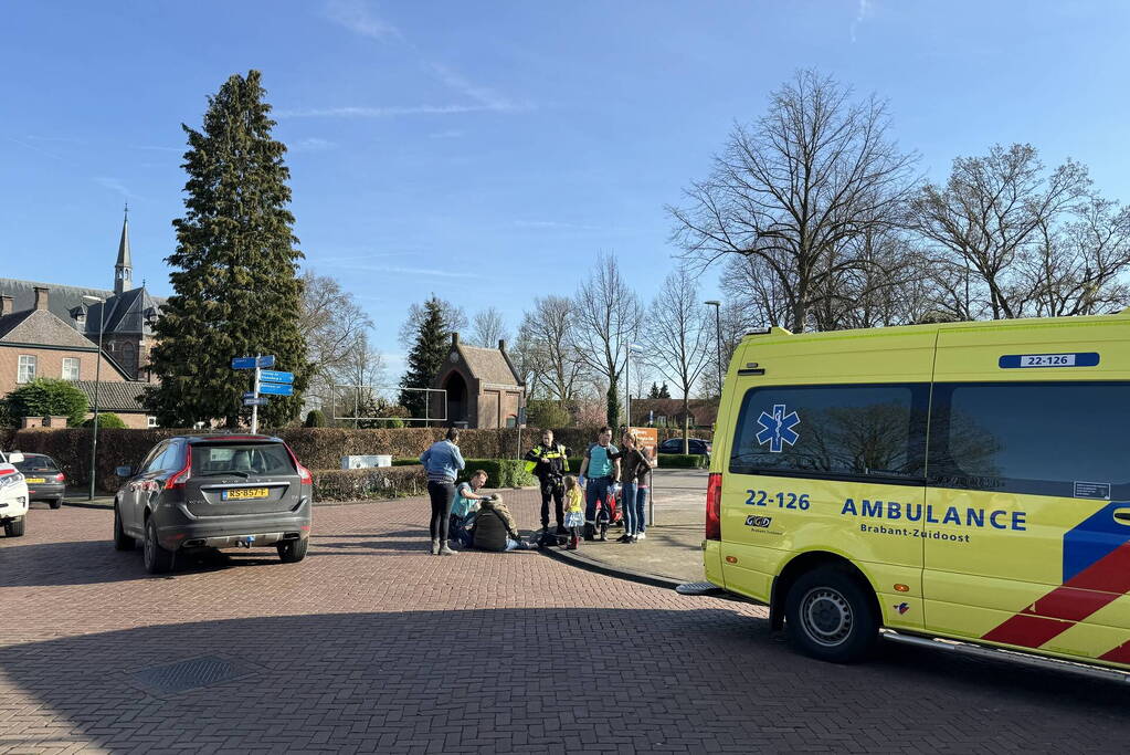 Automobilist en scooterrijder in botsing