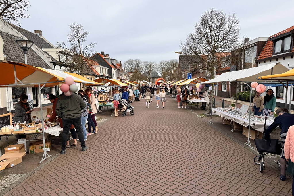 Lentemarkt druk bezocht op warme lentedag