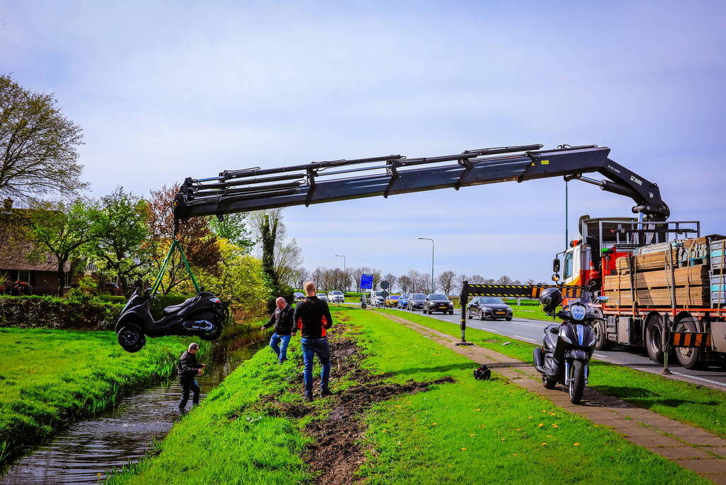 Motorrijder raakt van de weg en belandt in sloot