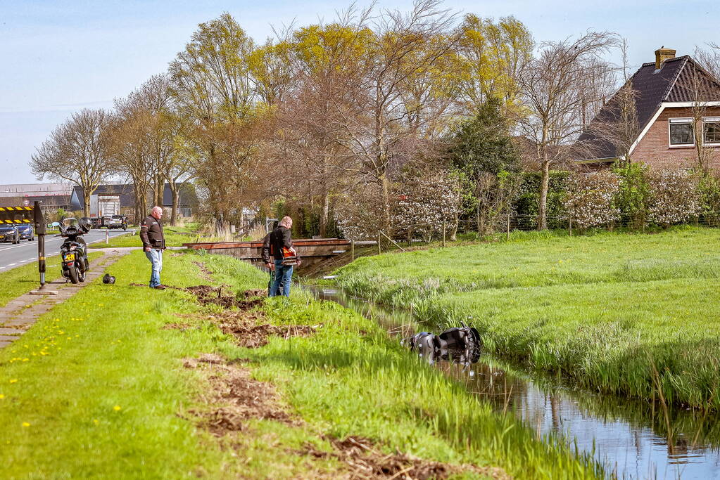 Motorrijder raakt van de weg en belandt in sloot