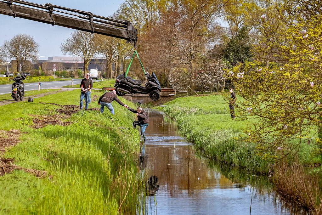 Motorrijder raakt van de weg en belandt in sloot