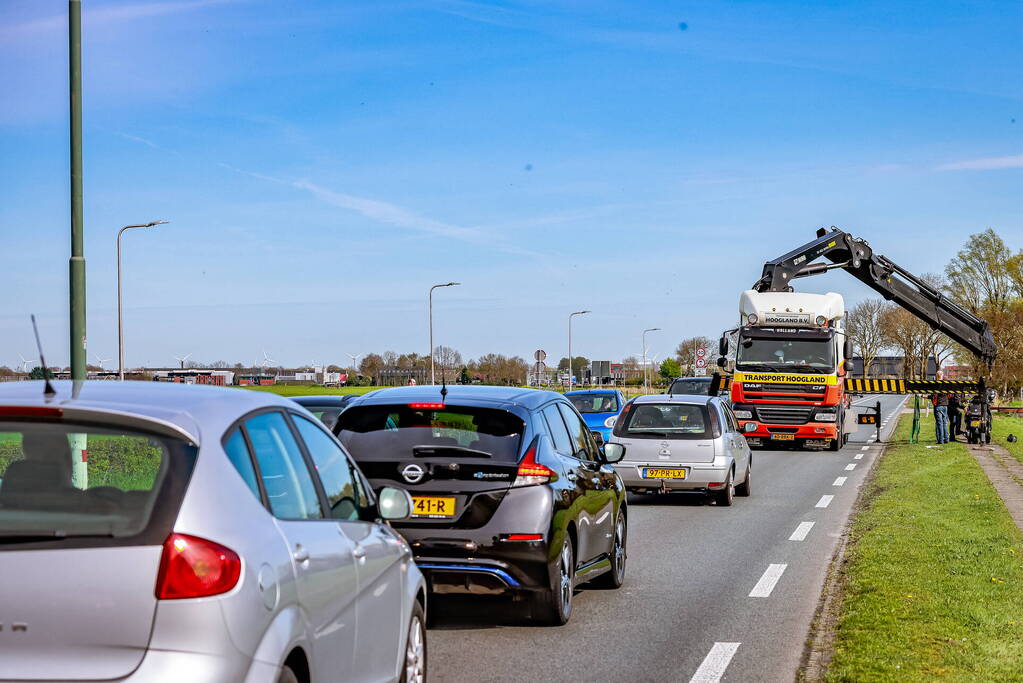 Motorrijder raakt van de weg en belandt in sloot