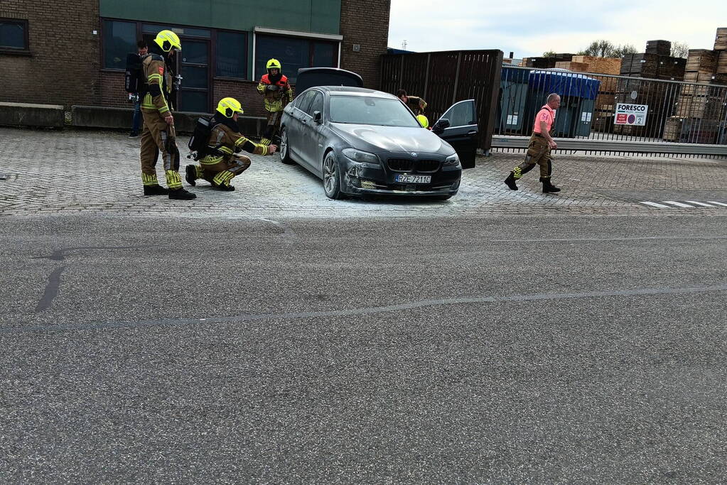 Politie blust beginnende brand in auto
